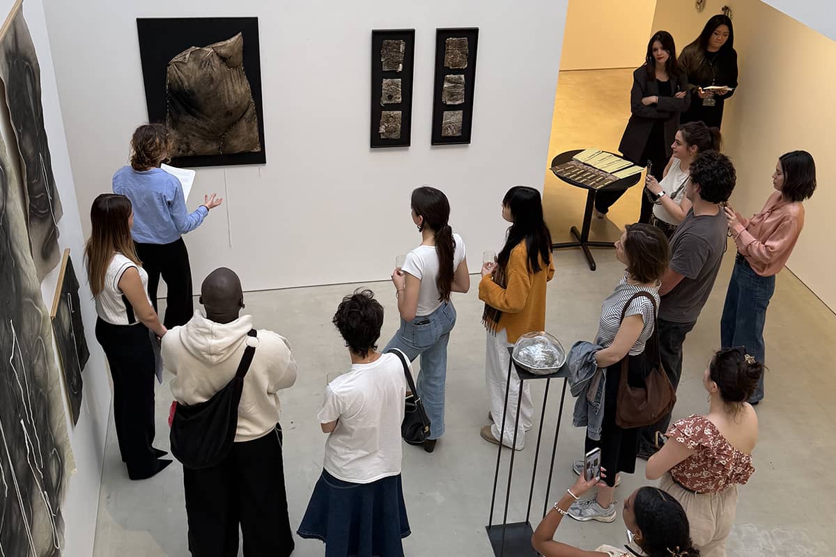 Etudiants de l'EAC dans une galerie d'art