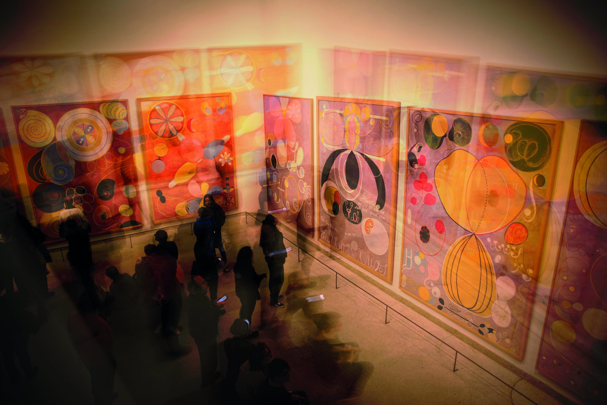 Salle de musée avec un effet de foule en mouvement