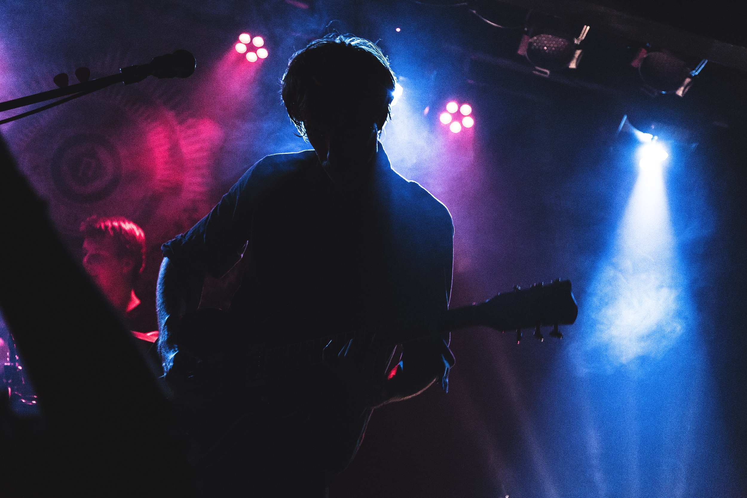 jeune homme qui joue de la guitare lors d'un concert
