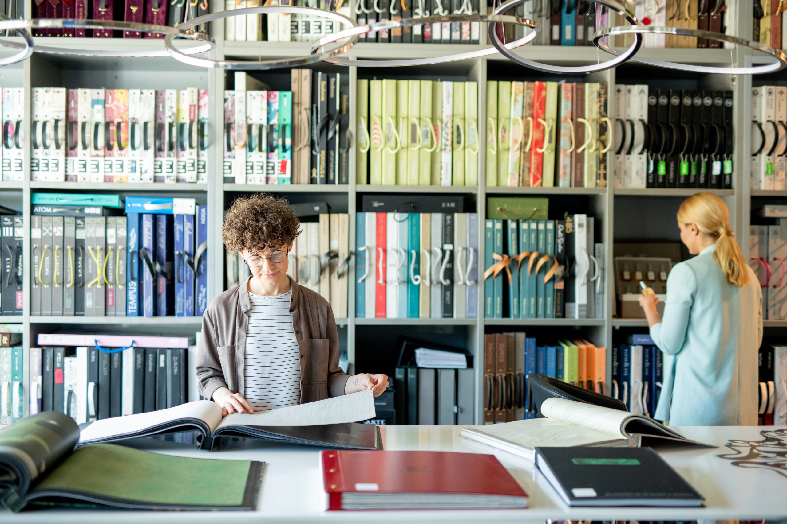 Femme parcours un catalogue de design d'intérieur